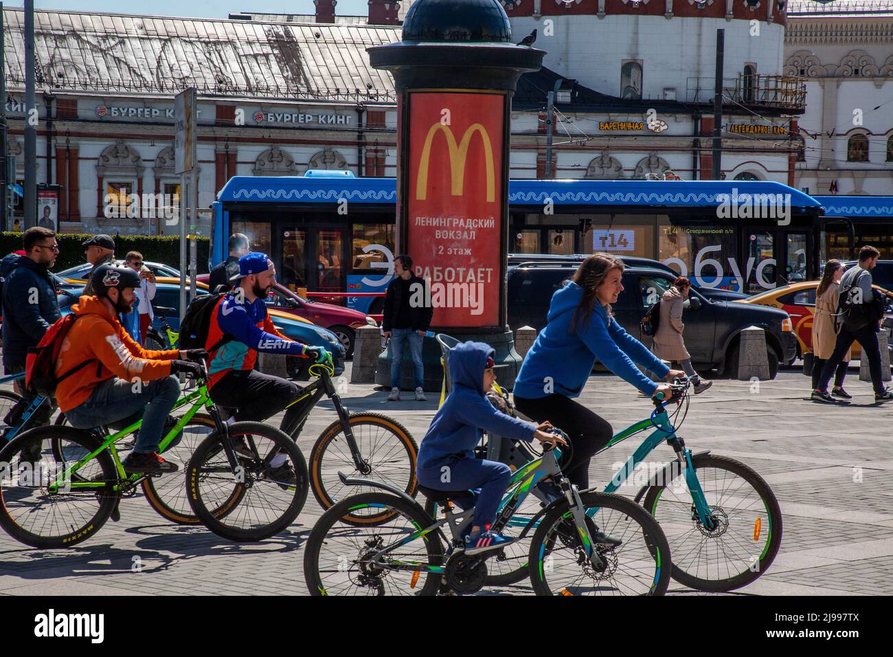 Moscou, Russie. 21st mai 2022. Le restaurant McDonald's annonce avec l'indoration qu'il est ouvert à la gare de Leningradsky à Moscou, en Russie. Les restaurants McDonald's opérant à Moscou sur une base de franchise continuent de fonctionner. Nikolay Vinokurov/Alay Live News Banque D'Images