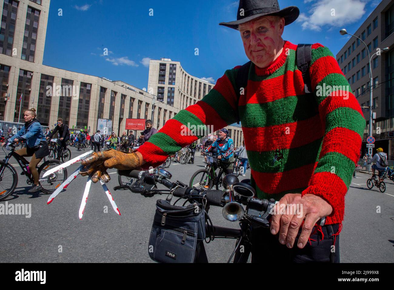 Moscou, Russie. 21st mai 2022. Les gens prennent part à une promenade en vélo de masse dans le Garden Ring dans le centre de Moscou pendant l'édition du printemps 2022 de Velofest, un festival de vélo de Moscou. Velofest est de retour après un écart de deux ans qui était dû à des restrictions de coronavirus Banque D'Images