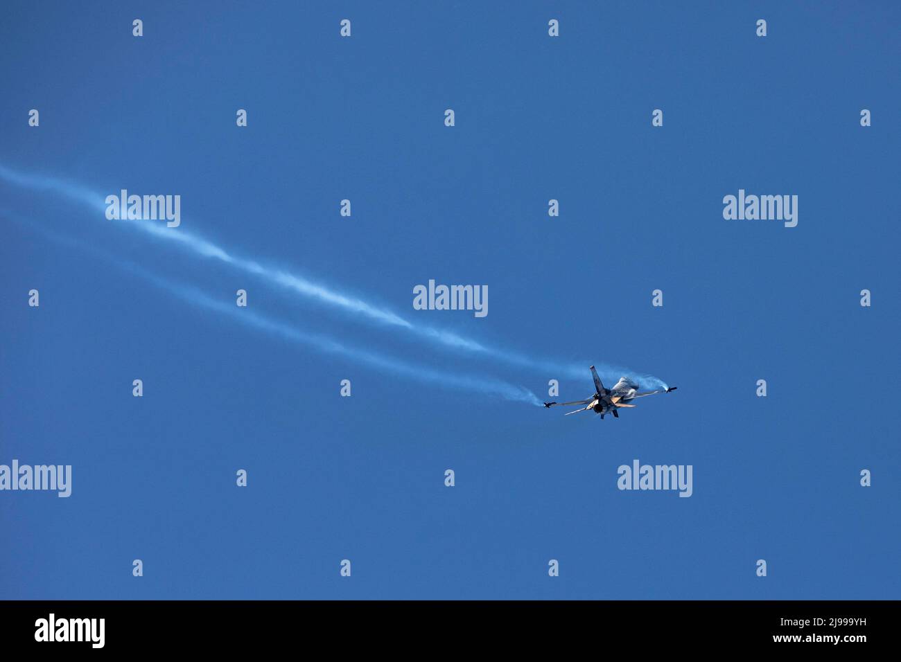 Istanbul, Turquie. 21st mai 2022. L'équipe de démonstration de Soloturk F-16 s'élanche dans le ciel. La Force aérienne turque a pris l'avion avec des avions de guerre SOLOTURK F-16 dans le cadre des activités de la « semaine des jeunes aigles » de l'Académie de la Force aérienne de l'Université de la Défense nationale. (Photo par Onur Dogman/SOPA Images/Sipa USA) crédit: SIPA USA/Alay Live News Banque D'Images