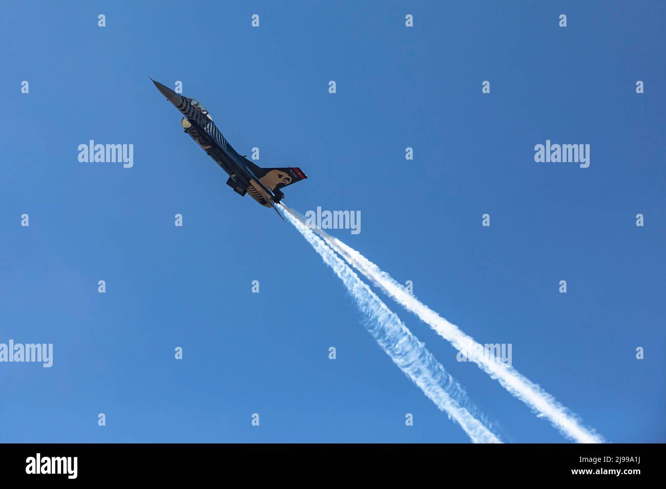 Istanbul, Turquie. 21st mai 2022. L'équipe de démonstration de Soloturk F-16 s'élanche dans le ciel. La Force aérienne turque a pris l'avion avec des avions de guerre SOLOTURK F-16 dans le cadre des activités de la « semaine des jeunes aigles » de l'Académie de la Force aérienne de l'Université de la Défense nationale. (Photo par Onur Dogman/SOPA Images/Sipa USA) crédit: SIPA USA/Alay Live News Banque D'Images