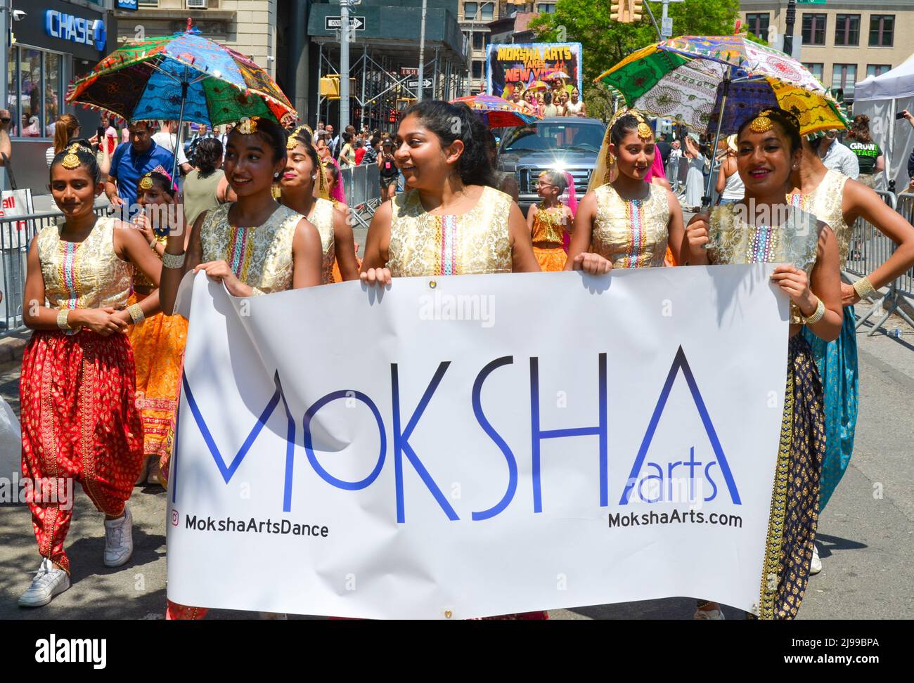 Le groupe Moksha Arts Dance a participé au défilé annuel de danse le long de Broadway à New York le 21 mai 2022. Banque D'Images