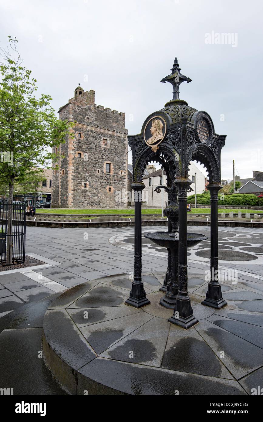 Le château de St John, également connu sous le nom de château de Stranraer, se trouve dans le centre de Stranraer, à Dumfries et Galloway. Fontaine à boire à proximité. Banque D'Images