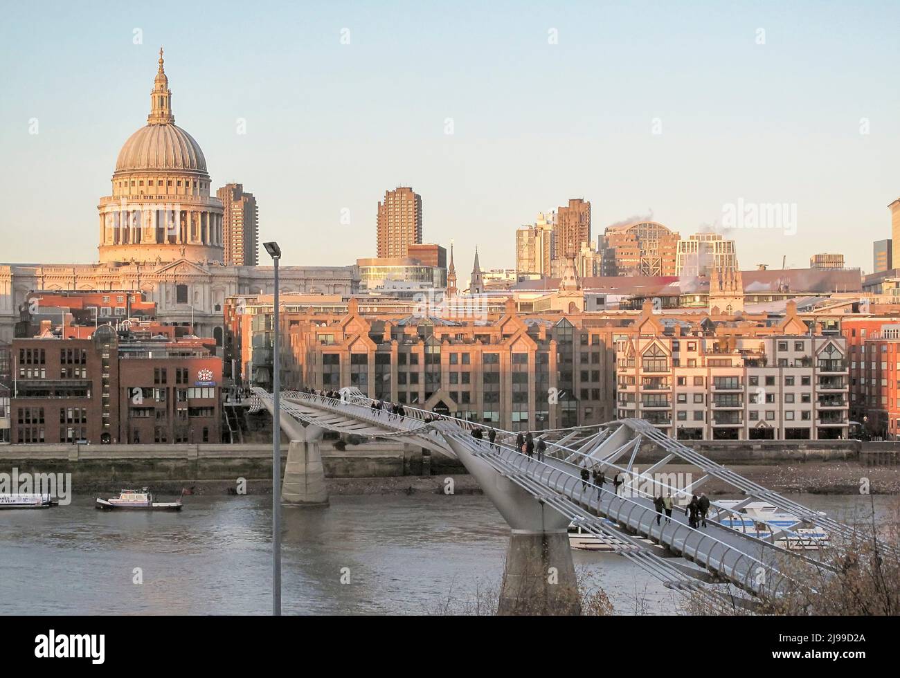 Pont du millénaire au-dessus de la Tamise, Londres, Angleterre, Royaume-Uni avec la cathédrale Saint-Paul sur les gratte-ciel de la ville Banque D'Images