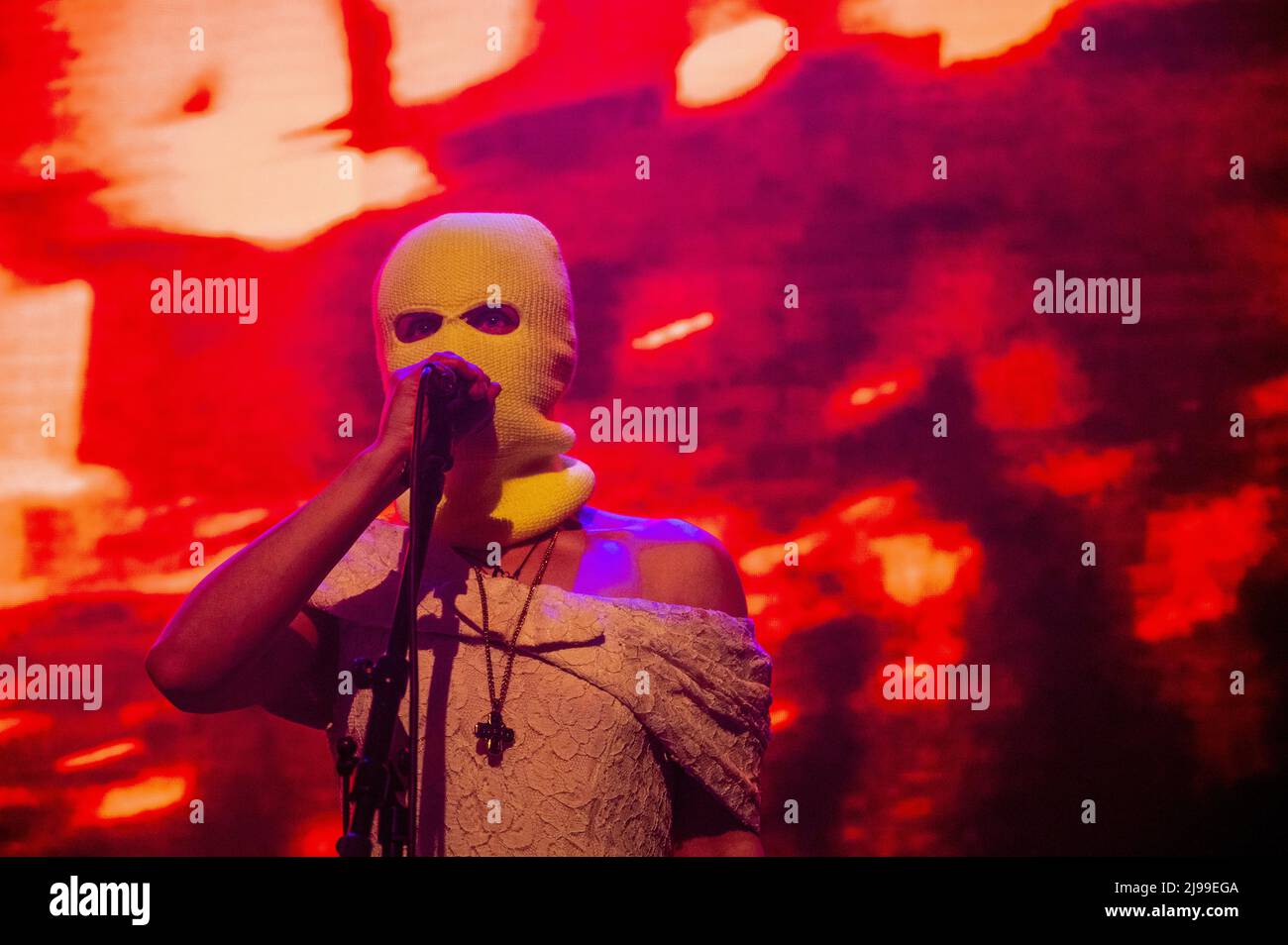 2022-05-21 20:47:13 AMSTERDAM - membre du groupe Maria Alyotsjina, qui s'est échappée de Russie, lors d'un concert par le collectif d'art militant russe Pussy Riot dans la Q Factory. ANP EVERT ELZINGA pays-bas sortie - belgique sortie Banque D'Images