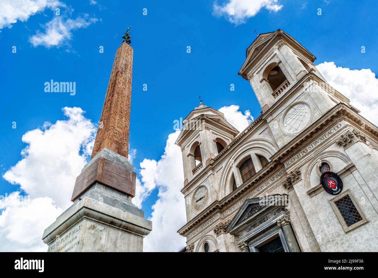 Eglise de Santissima Trinita dei Monti et obélisque égyptien ancien au sommet des marches espagnoles, Rome, Italie, Europe. Monuments historiques, anciens monuments de Banque D'Images