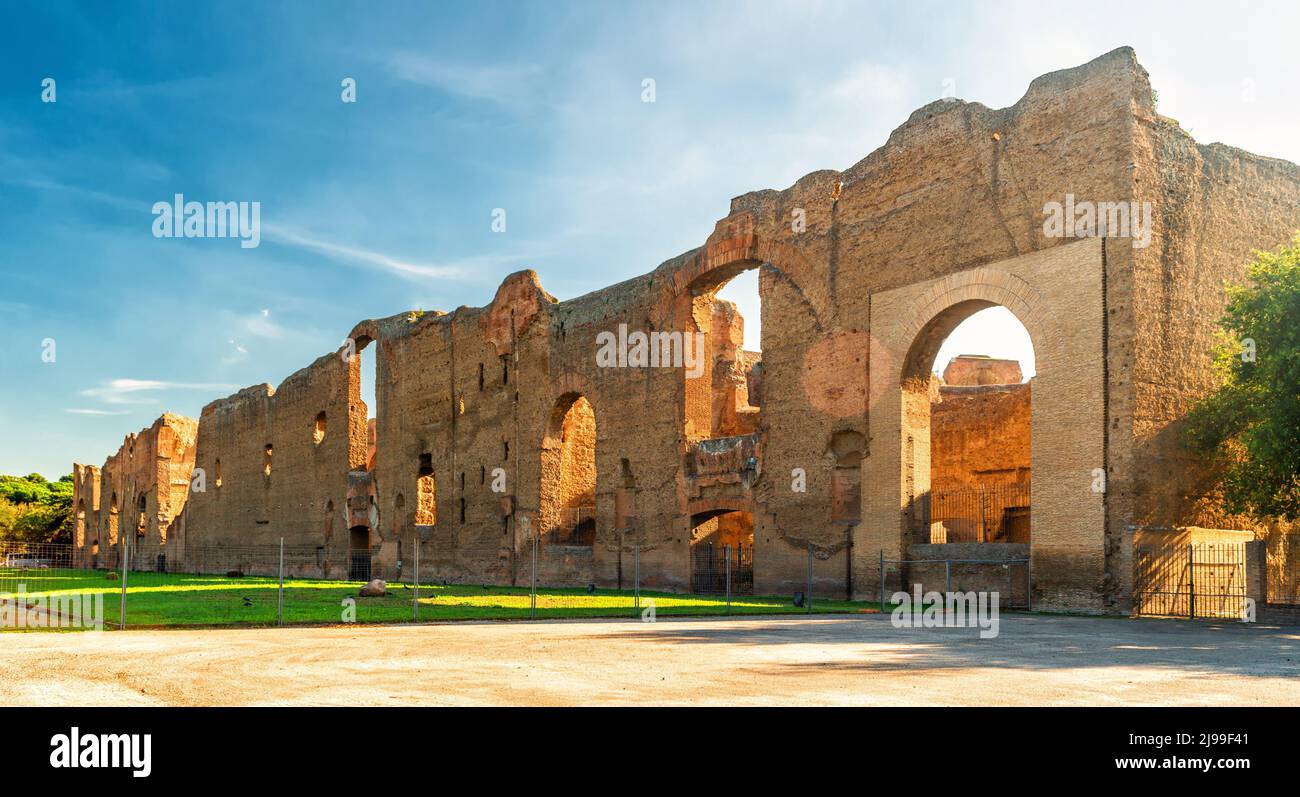 Bains de Caracalla au coucher du soleil, Rome, Italie. Thermes de Caracalla est célèbre monument de Rome. Panorama ensoleillé des ruines antiques. Concept du civil passé Banque D'Images