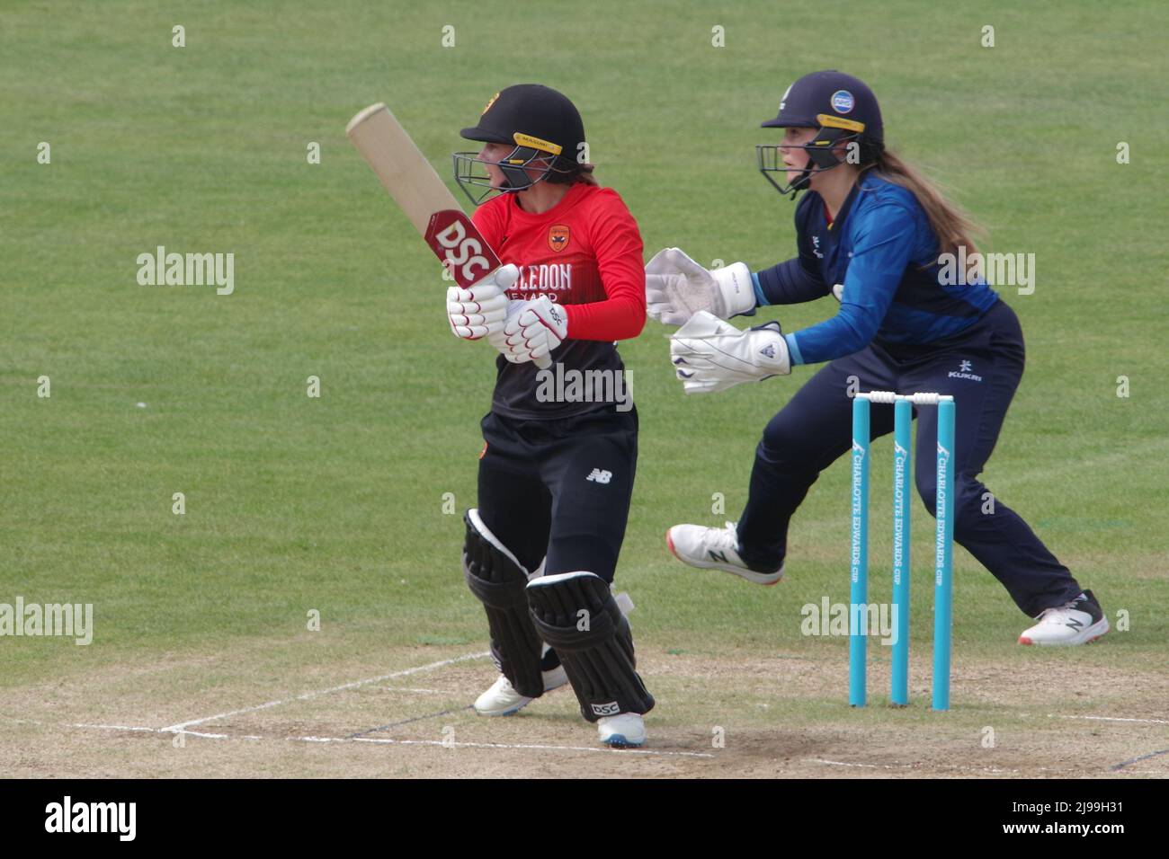 Chester le Street, Angleterre, 21 mai 2022. Danni Wyatt battait pour les Vipers du Sud contre les diamants du Nord dans la coupe Charlotte Edwards au Riverside Ground. Le gardien de cricket est Bess Heath. Crédit Colin Edwards Banque D'Images