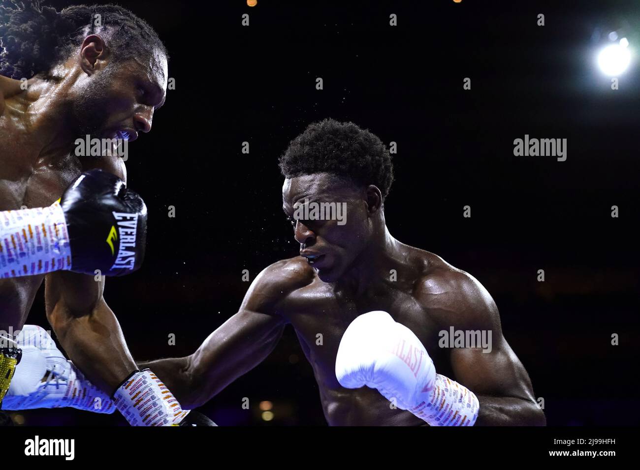 Craig Richards (à gauche) et Joshua Buatsi WBA Light-Heavyweight World Title Eliminator au O2, Londres. Date de la photo: Samedi 21 mai 2022. Banque D'Images