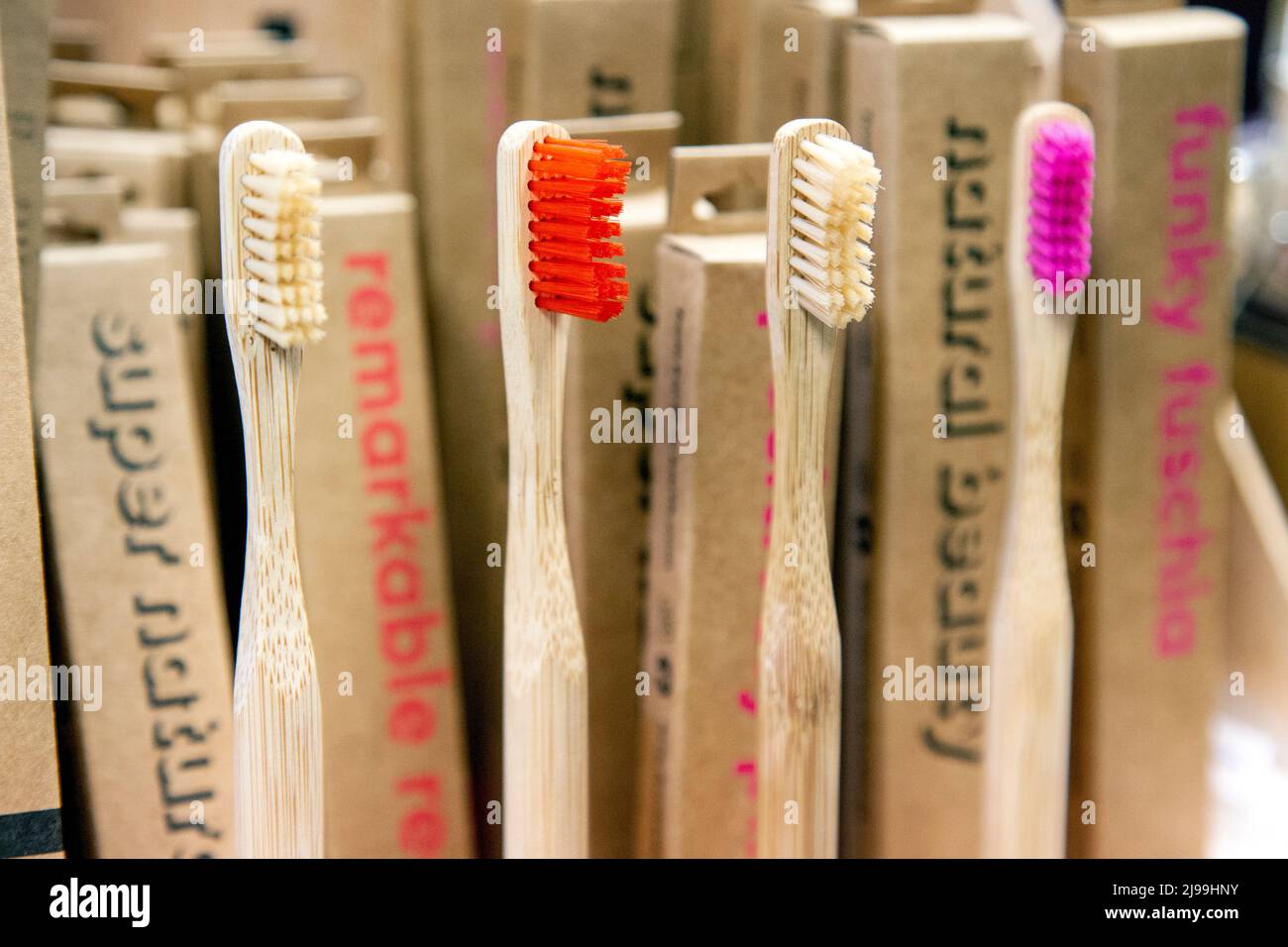 Brosses à dents en bambou dans une boutique Banque D'Images