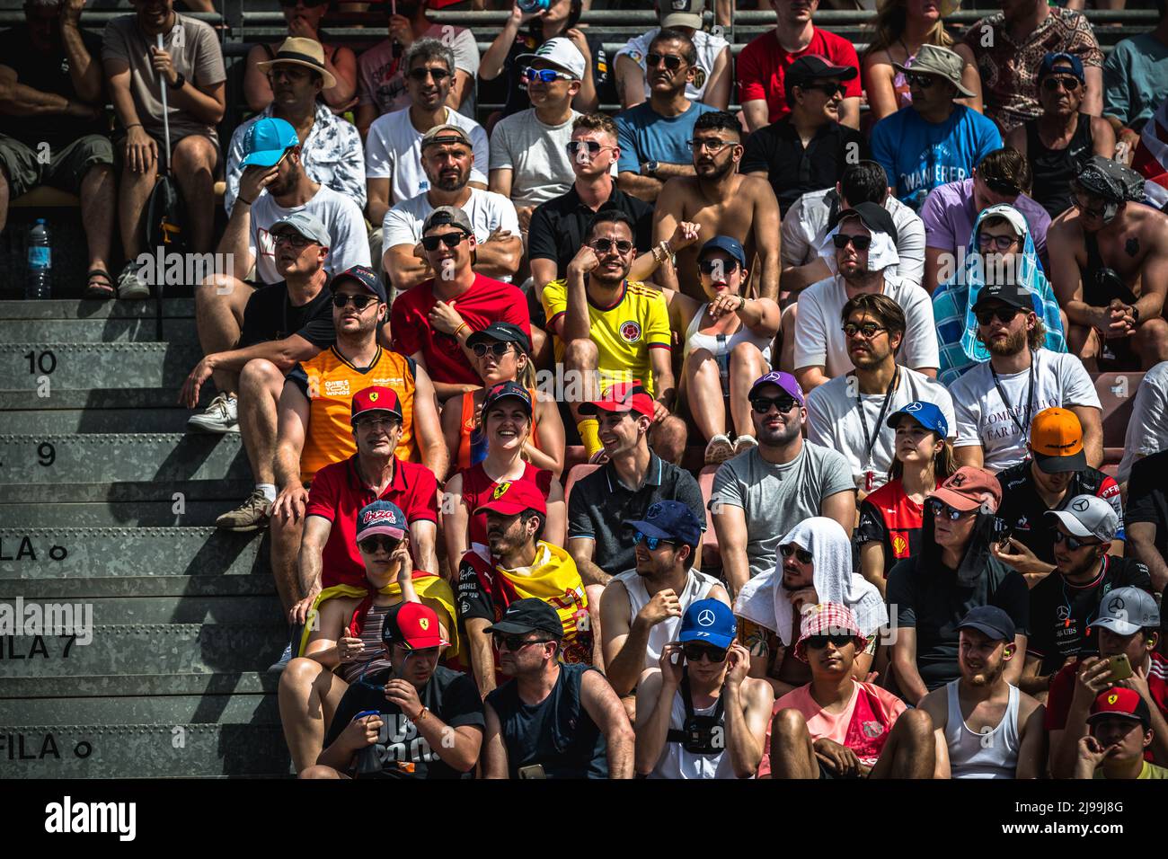 Barcelone, Espagne. 21st mai 2022: Des milliers de spectateurs défient des heures sous un soleil flamboyant pour suivre la séance de qualification du GP espagnol au circuit de Catalunya crédit: Matthias Oesterle/Alay Live News Banque D'Images