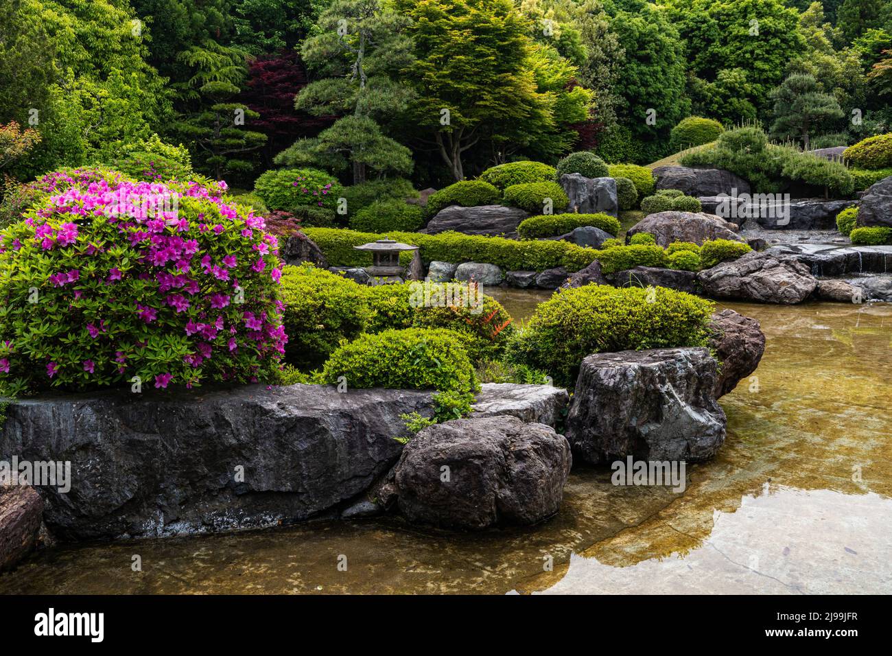 Jardin Gyokusien - Gyokusien est un jardin d'observation d'étang avec une vue sur les montagnes derrière lui - l'échelle est comme un jardin de promenade, créé par Kins Banque D'Images