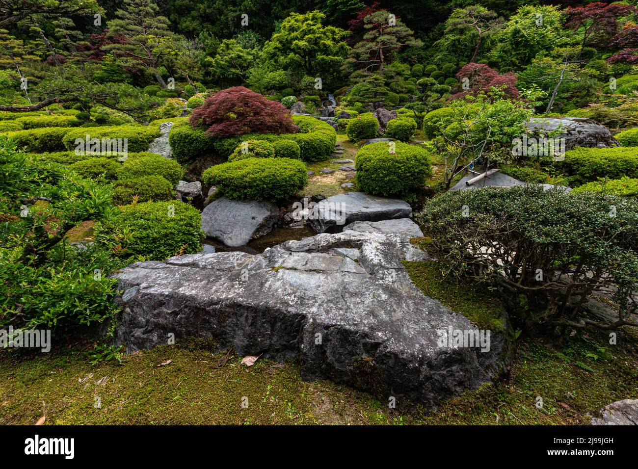 Jardin de jade d'Hisuien - Un rocher de 70 tonnes de jade de cobalt vous accueille à l'entrée de ce jardin japonais magnifiquement aménagé. La zone du site Banque D'Images