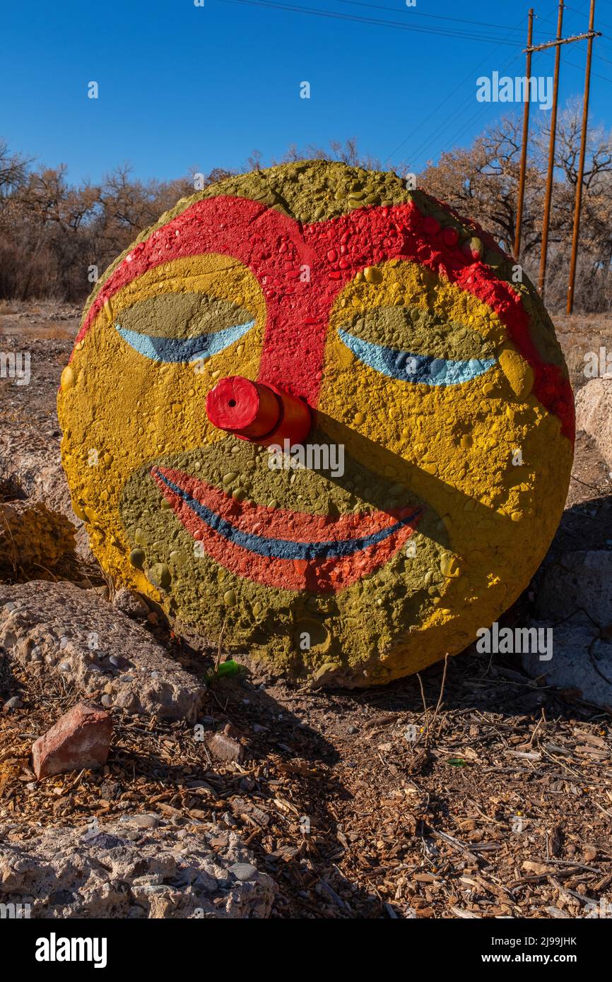 Face peinte sur un grand bloc de béton (art de l'environnement) le long du chemin Paseo del Bosque - ville d'Albuquerque Banque D'Images
