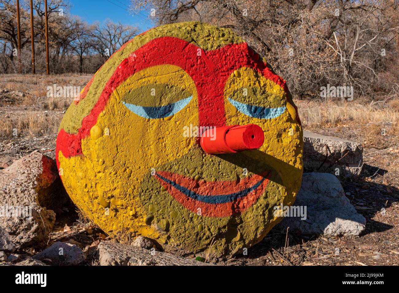 Face peinte sur un grand bloc de béton (art de l'environnement) le long du chemin Paseo del Bosque - ville d'Albuquerque Banque D'Images