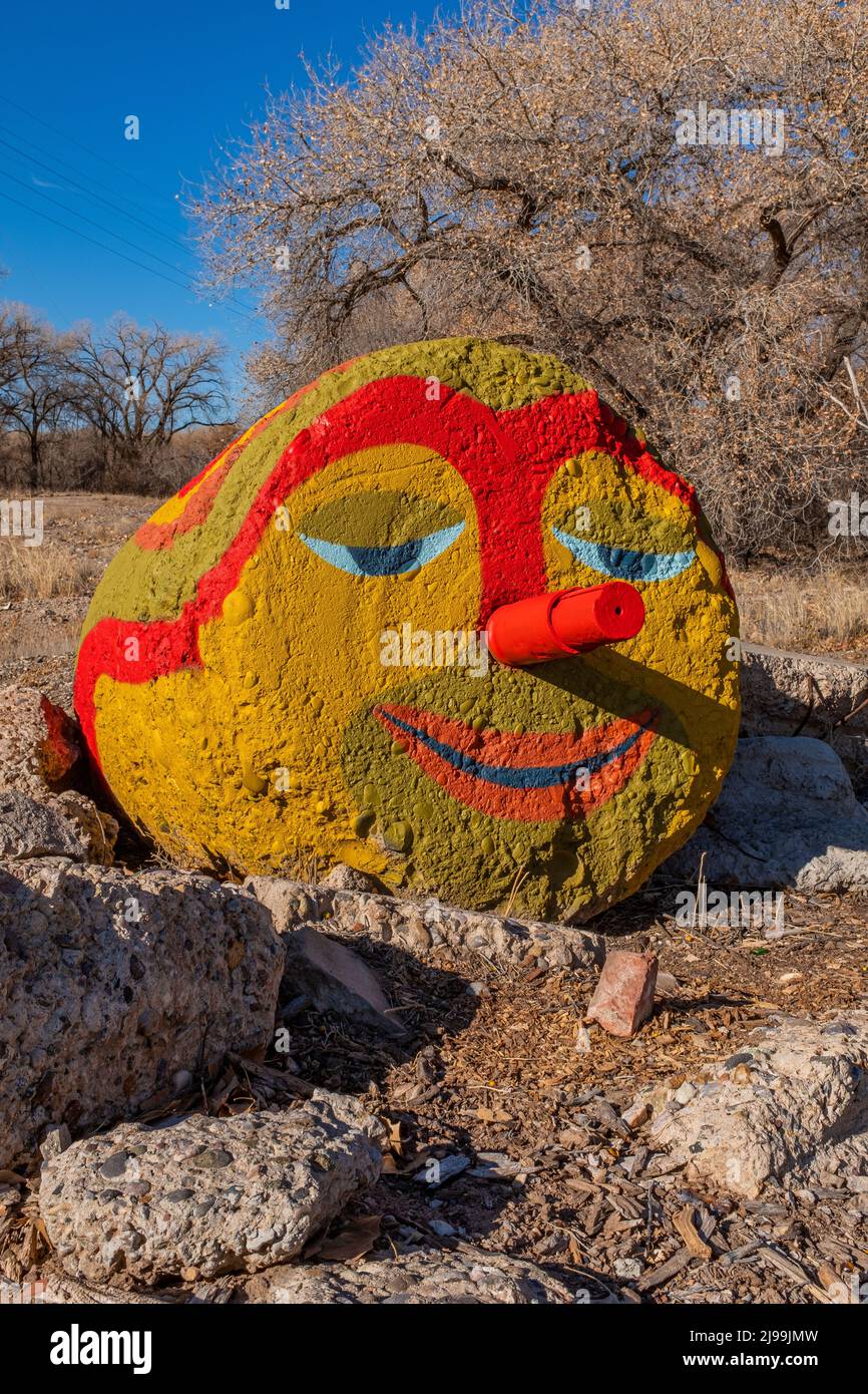 Face peinte sur un grand bloc de béton (art de l'environnement) le long du chemin Paseo del Bosque - ville d'Albuquerque Banque D'Images