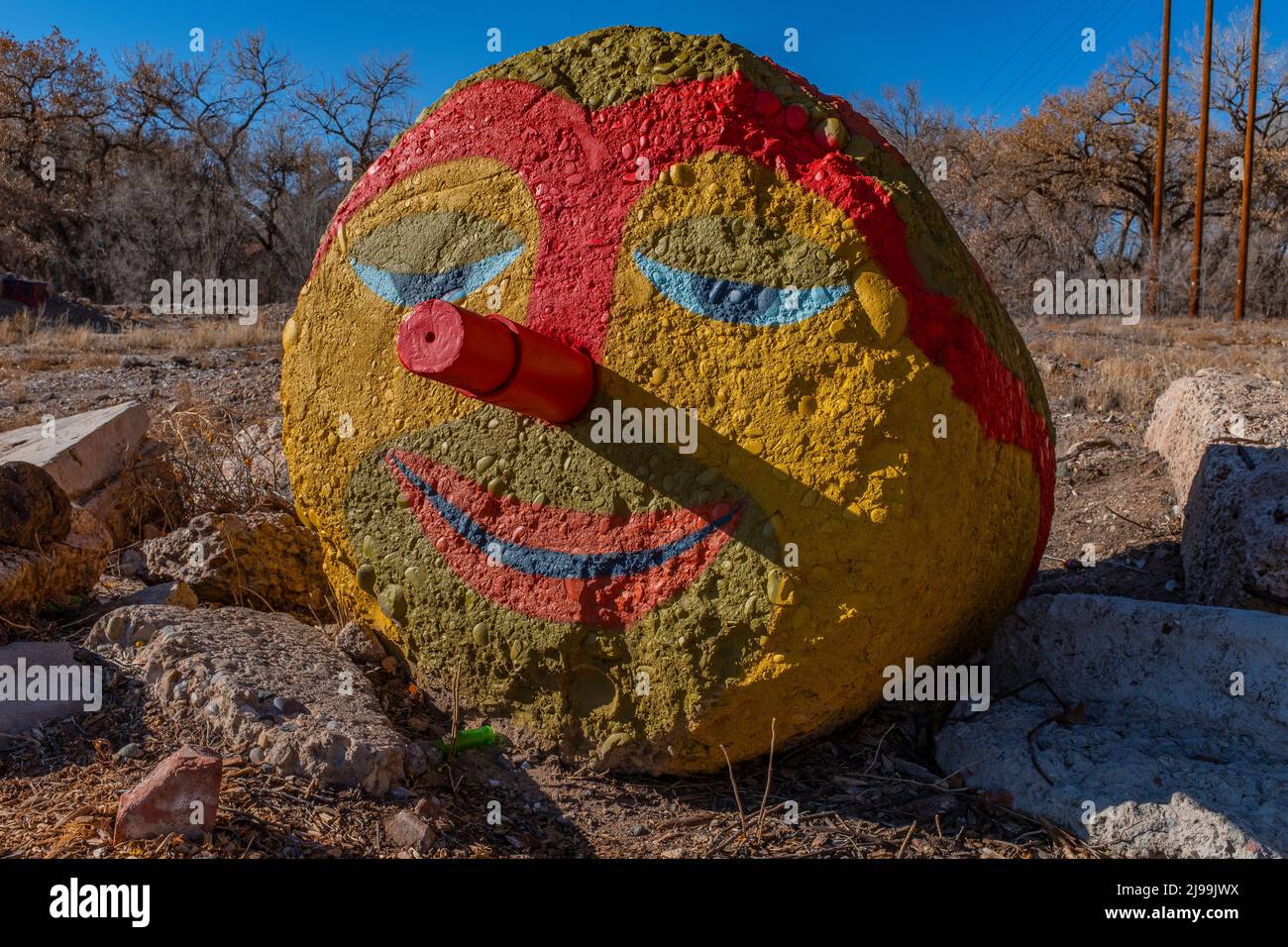 Face peinte sur un grand bloc de béton (art de l'environnement) le long du chemin Paseo del Bosque - ville d'Albuquerque Banque D'Images