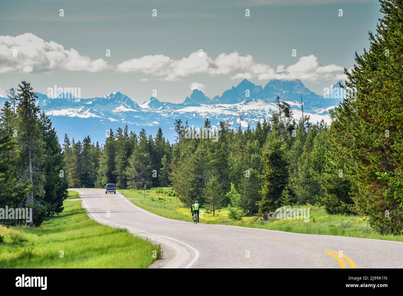 Vélo sur le chemin pittoresque, autoroute 47, chutes de mesa, teton Range, Island Park, Fremont County, Idaho, États-Unis Banque D'Images