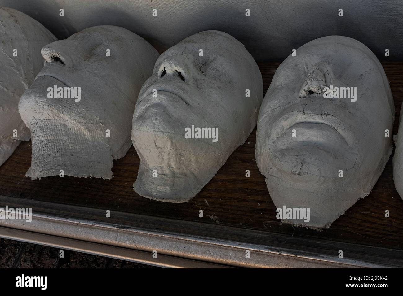 Le visage est exposé sur des fenêtres dans le centre-ville d'Albuquerque, Nouveau-Mexique Banque D'Images