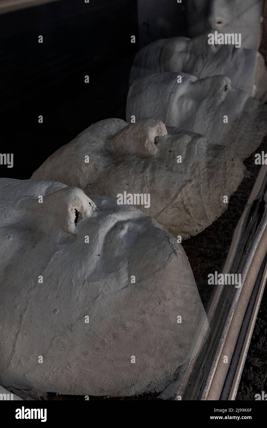 Le visage est exposé sur des fenêtres dans le centre-ville d'Albuquerque, Nouveau-Mexique Banque D'Images