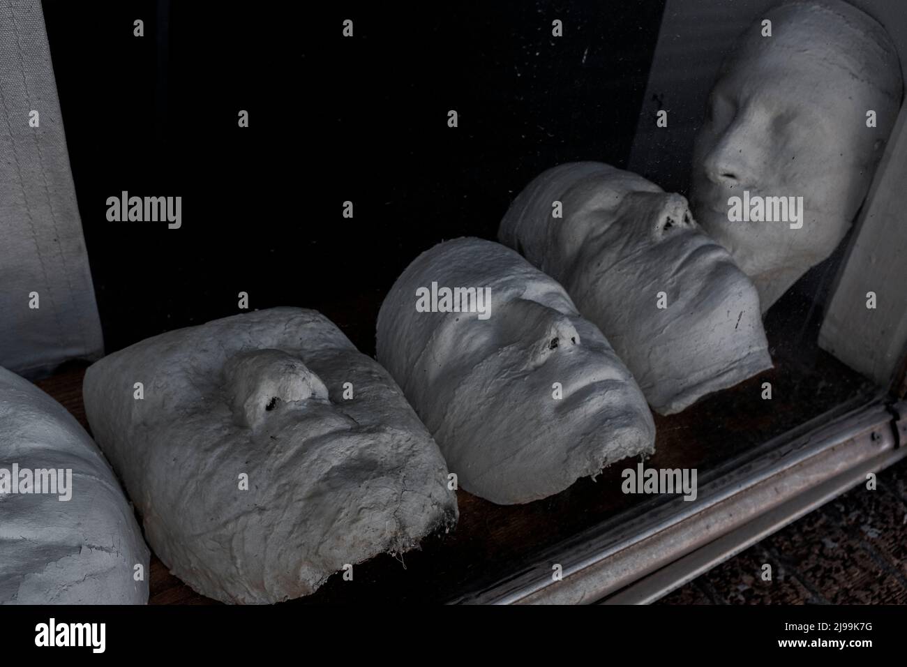 Le visage est exposé sur des fenêtres dans le centre-ville d'Albuquerque, Nouveau-Mexique Banque D'Images