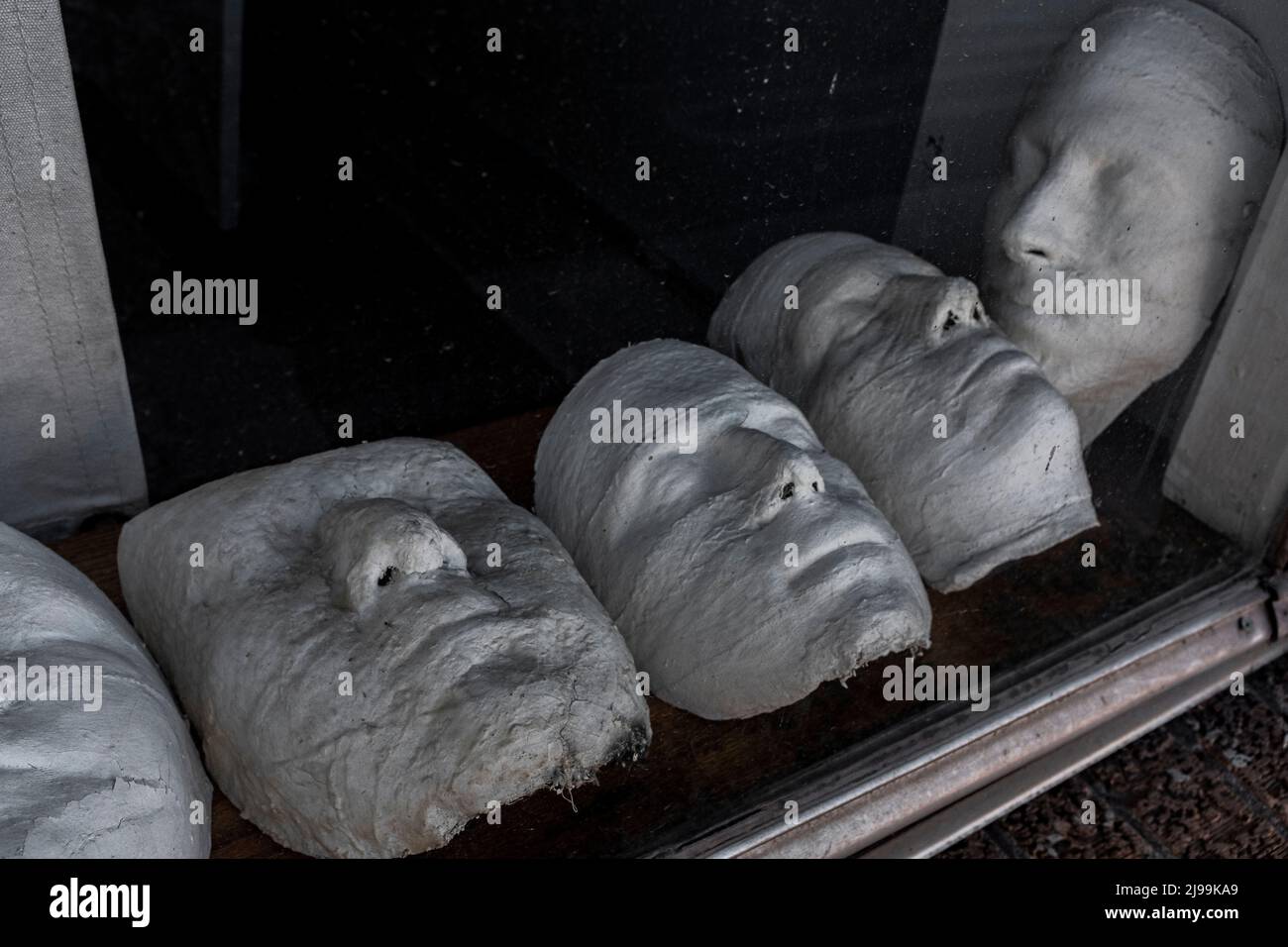 Le visage est exposé sur des fenêtres dans le centre-ville d'Albuquerque, Nouveau-Mexique Banque D'Images