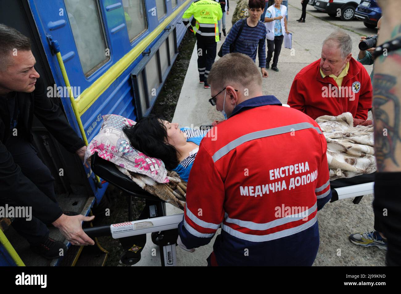 Lviv, Ukraine. 21st mai 2022. Les médecins transportent un patient dans une ambulance depuis un train de la ville ukrainienne occidentale de Lviv. Le train a livré des militaires ukrainiens et des civils blessés dans les batailles en cours entre les troupes ukrainiennes et russes à la suite de l'invasion de l'Ukraine par la Russie le 24 février. (Image de crédit : © Mykola TYS/SOPA Images via ZUMA Press Wire) Banque D'Images