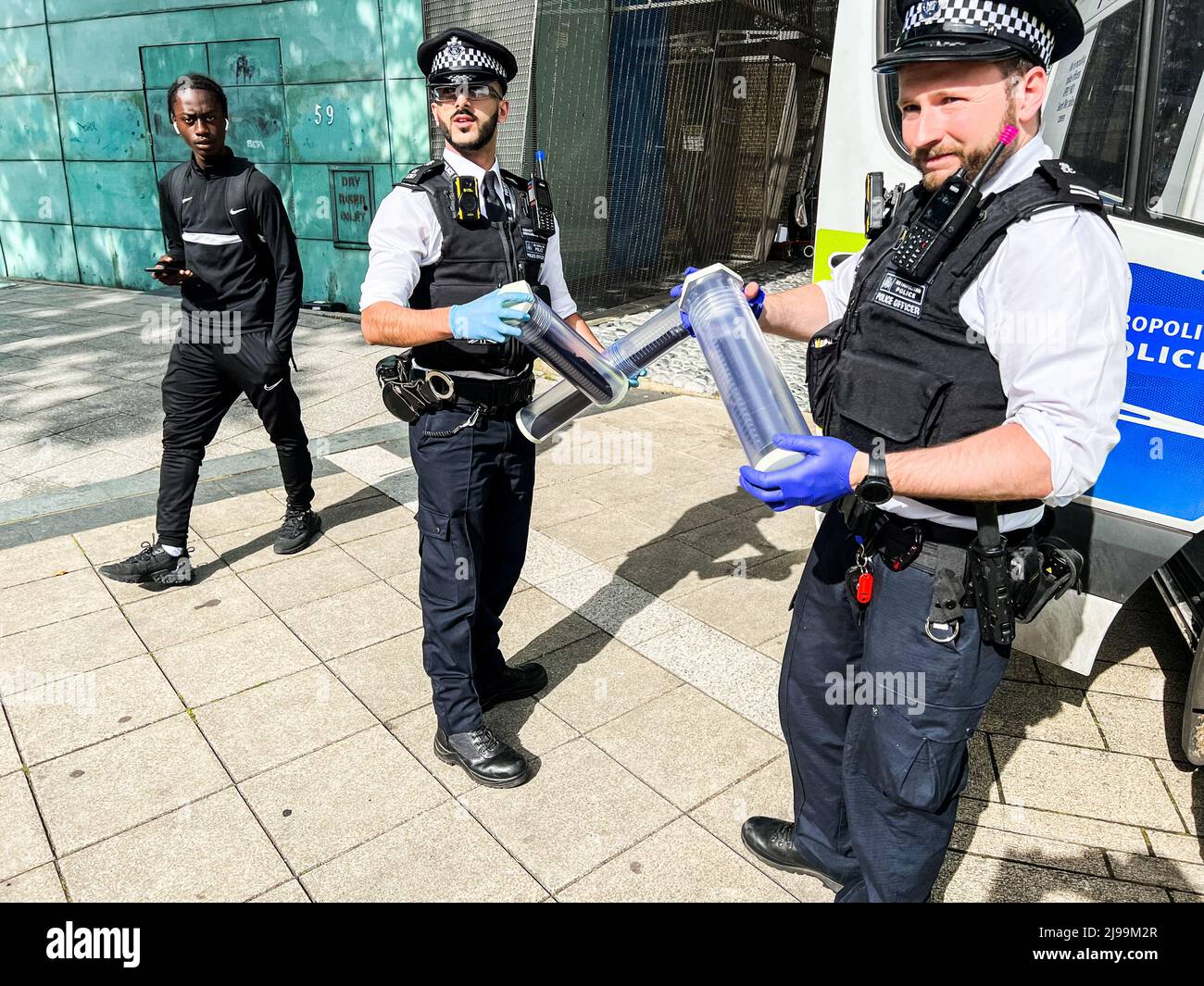 Les policiers ont placé les couteaux dans des conteneurs à la place Peckham. Plusieurs couteaux ont été trouvés à l'extérieur du centre de loisirs de Peckham après que deux femmes ont alerté la police qui se trouvaient en patrouille de routine à Peckham Square. (Photo de Thabo Jaiyesimi / SOPA Images/Sipa USA) Banque D'Images