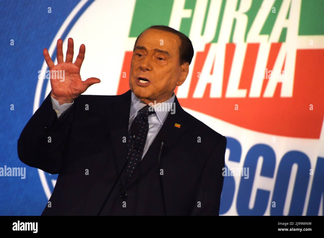 Naples, Italie. 21st mai 2022. Silvio Berlusconi, président du parti Forza Italia, discours en conclusion de la convention « l'Italia del futuro la Forza che unisce », organisée à Naples par le parti Forza Italia et le parti européen Popolar. Crédit : Pacific Press Media production Corp./Alay Live News Banque D'Images