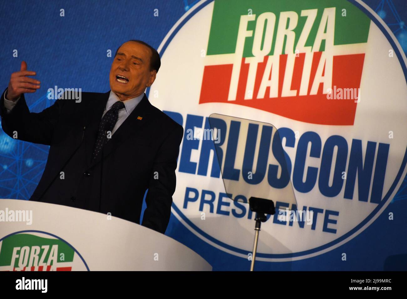 Naples, Italie. 21st mai 2022. Silvio Berlusconi, président du parti Forza Italia, discours en conclusion de la convention « l'Italia del futuro la Forza che unisce », organisée à Naples par le parti Forza Italia et le parti européen Popolar. Crédit : Pacific Press Media production Corp./Alay Live News Banque D'Images