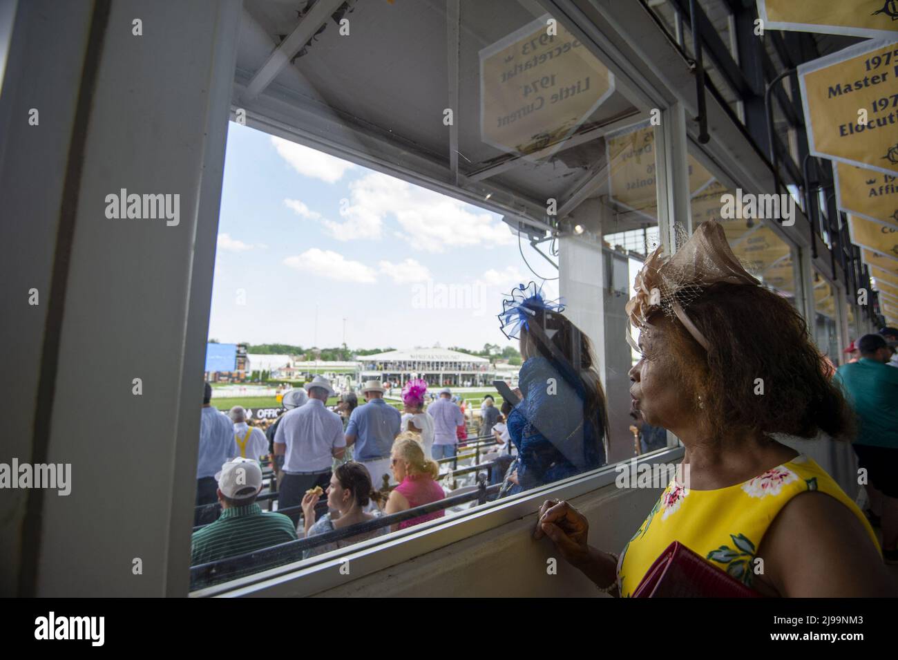 Balitmore, États-Unis. 21st mai 2022. Une femme regarde l'hippodrome de Pimlico avant la préakness de 147th à Baltimore, Maryland, le samedi 21 mai 2022. Photo de Bonnie Cash/UPI Credit: UPI/Alay Live News Banque D'Images