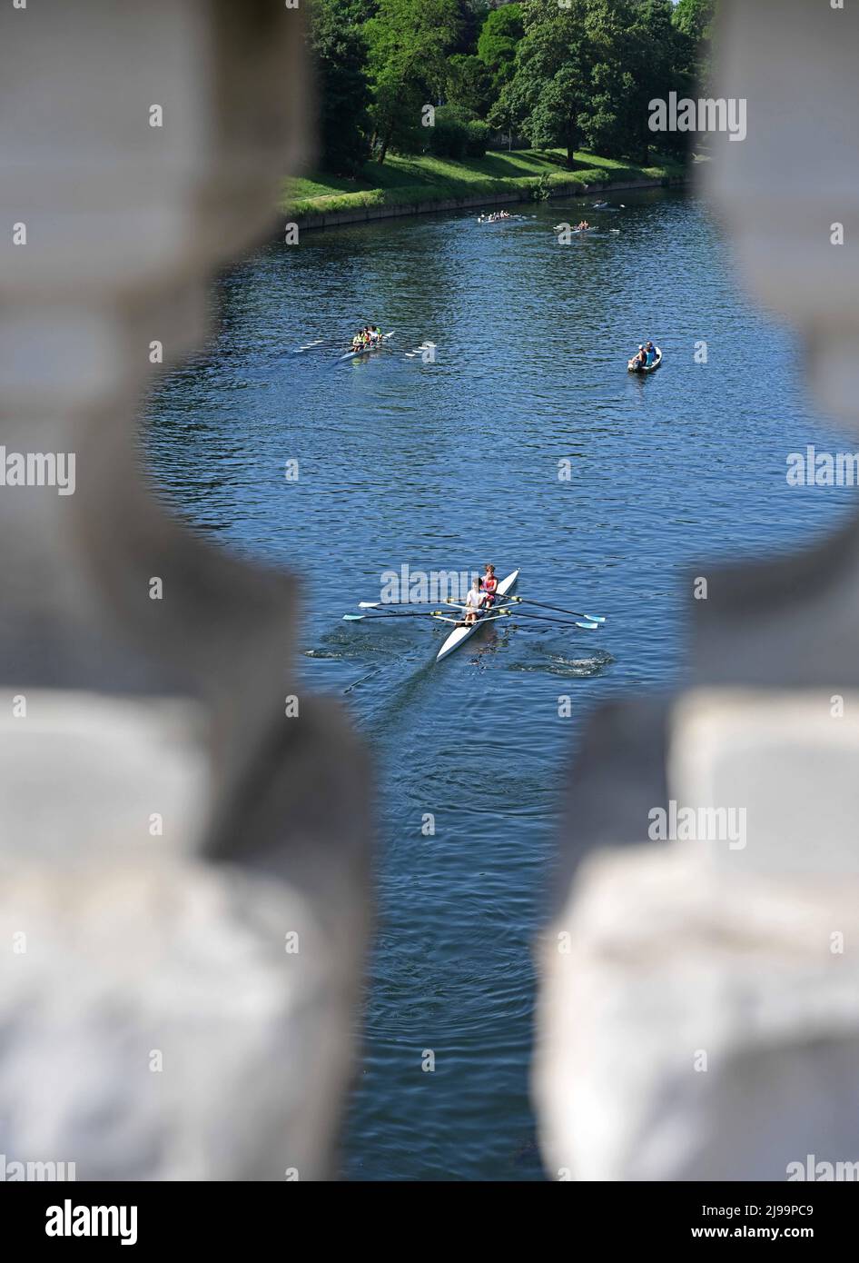 Turin, Italie. 21st mai 2022. Les gens ont leurs bateaux à Turin, en Italie, le 21 mai 2022. De nombreuses régions à travers l'Italie, y compris Turin, ont atteint 30 degrés centigrades samedi. Crédit: Alberto Lingria/Xinhua/Alay Live News Banque D'Images