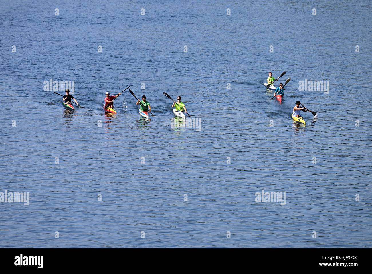 Turin, Italie. 21st mai 2022. Les gens font du kayak à Turin, en Italie, le 21 mai 2022. De nombreuses régions à travers l'Italie, y compris Turin, ont atteint 30 degrés centigrades samedi. Crédit: Alberto Lingria/Xinhua/Alay Live News Banque D'Images