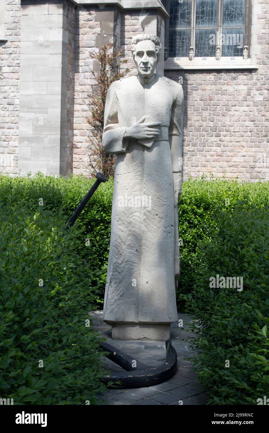 Statue d'Henri Pype de Pastoor Pype - Paster Pypemonument à côté de l'église Saint Pierre et Paul Ostende Belgique Banque D'Images