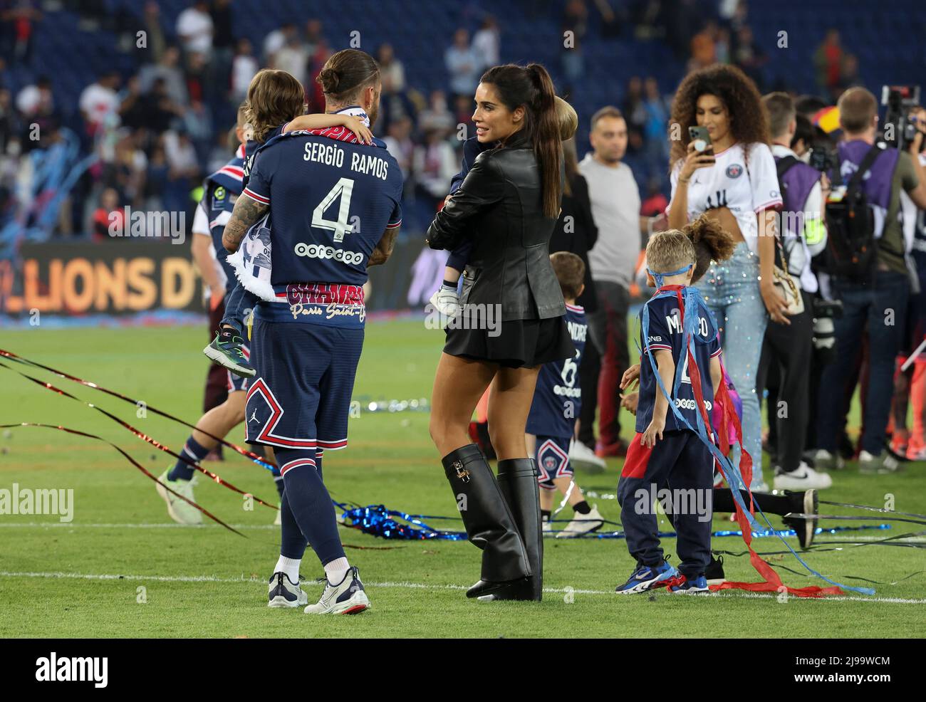 Sergio Ramos de PSG, son épouse Pilar Rubio et leurs enfants célèbrent à la suite de la cérémonie du Trophée de la Ligue 1 à la suite du championnat français de football de la Ligue 1 entre Paris Saint-Germain (PSG) et le FC Metz le 21 mai 2022 au stade du Parc des Princes à Paris, France - photo Jean Catuffe / DPPI Banque D'Images