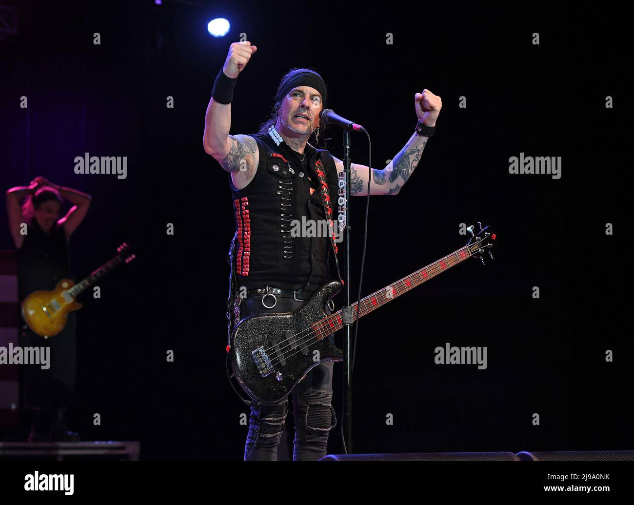 Pompano Beach FL, États-Unis. 20th mai 2022. Rachel Bolan de Skidrow se produit lors de la visite Live to Rock au Pompano Beach Amphitheatre le 20 mai 2022 à Pompano Beach, Floride. Crédit : Mpi04/Media Punch/Alamy Live News Banque D'Images