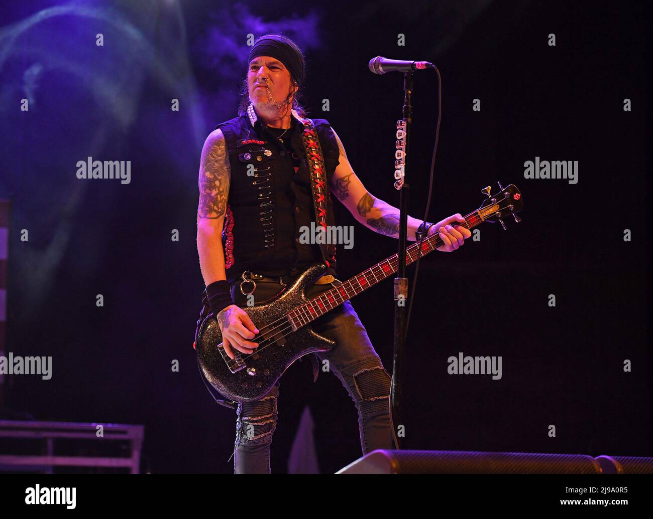 Pompano Beach FL, États-Unis. 20th mai 2022. Rachel Bolan de Skidrow se produit lors de la visite Live to Rock au Pompano Beach Amphitheatre le 20 mai 2022 à Pompano Beach, Floride. Crédit : Mpi04/Media Punch/Alamy Live News Banque D'Images