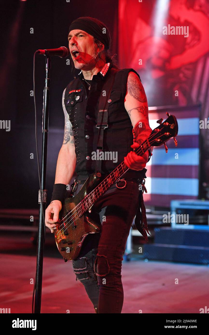 Pompano Beach FL, États-Unis. 20th mai 2022. Rachel Bolan de Skidrow se produit lors de la visite Live to Rock au Pompano Beach Amphitheatre le 20 mai 2022 à Pompano Beach, Floride. Crédit : Mpi04/Media Punch/Alamy Live News Banque D'Images