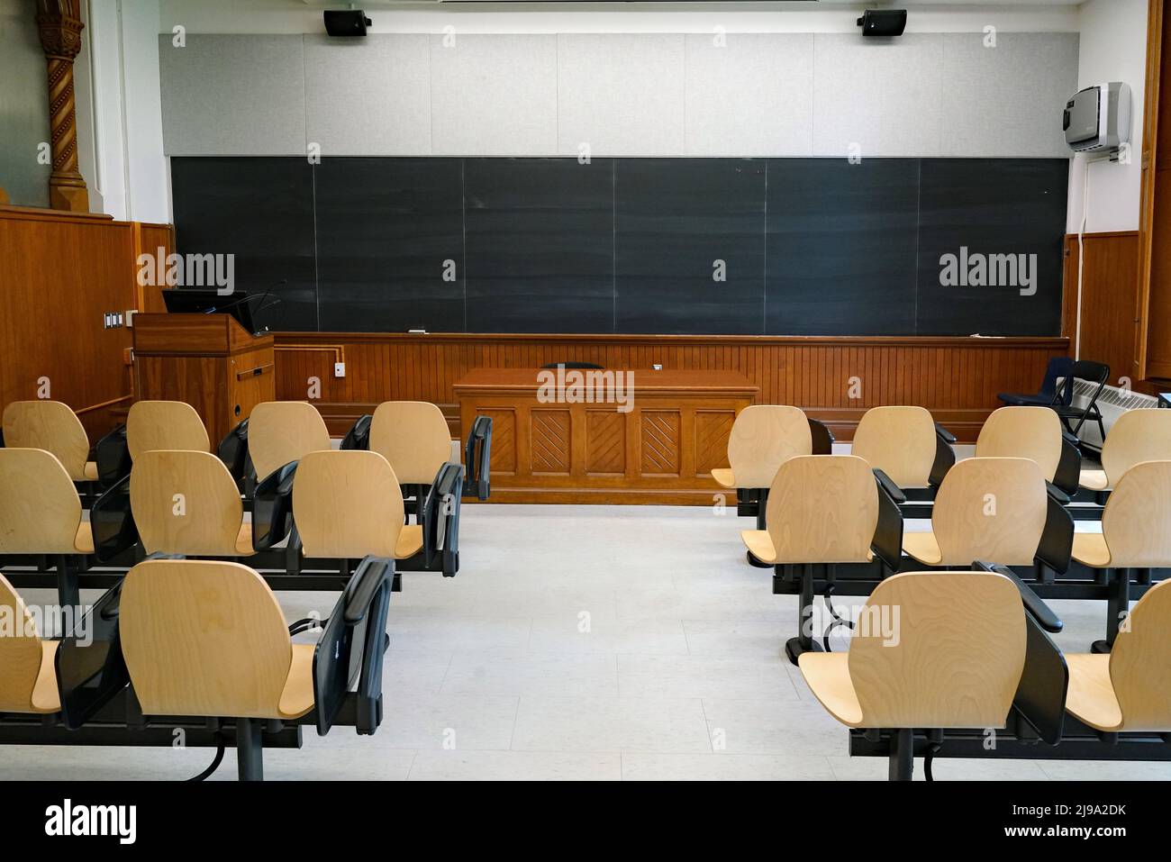 Intérieur de la salle de classe, avec bureaux d'étudiant boulonnés au sol Banque D'Images