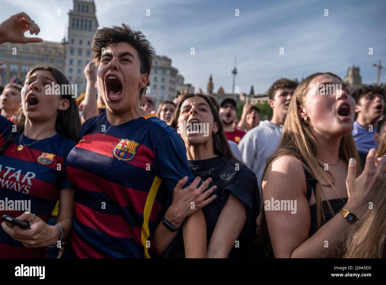 Barcelone, Espagne. 21st mai 2022. Les supporters du Barcelona Women's Soccer Club célèbrent l'objectif de leur équipe. Les adeptes du Barcelona Women's Soccer Club se sont réunis sur la Plaza Catalunya pour suivre sur un écran géant la finale de la Ligue des champions des femmes entre l'Olympique de Lyon Women et le FC Barcelona Women. Note finale Olympique de Lyon Women 3-1 FC Barcelona Women. Crédit : SOPA Images Limited/Alamy Live News Banque D'Images