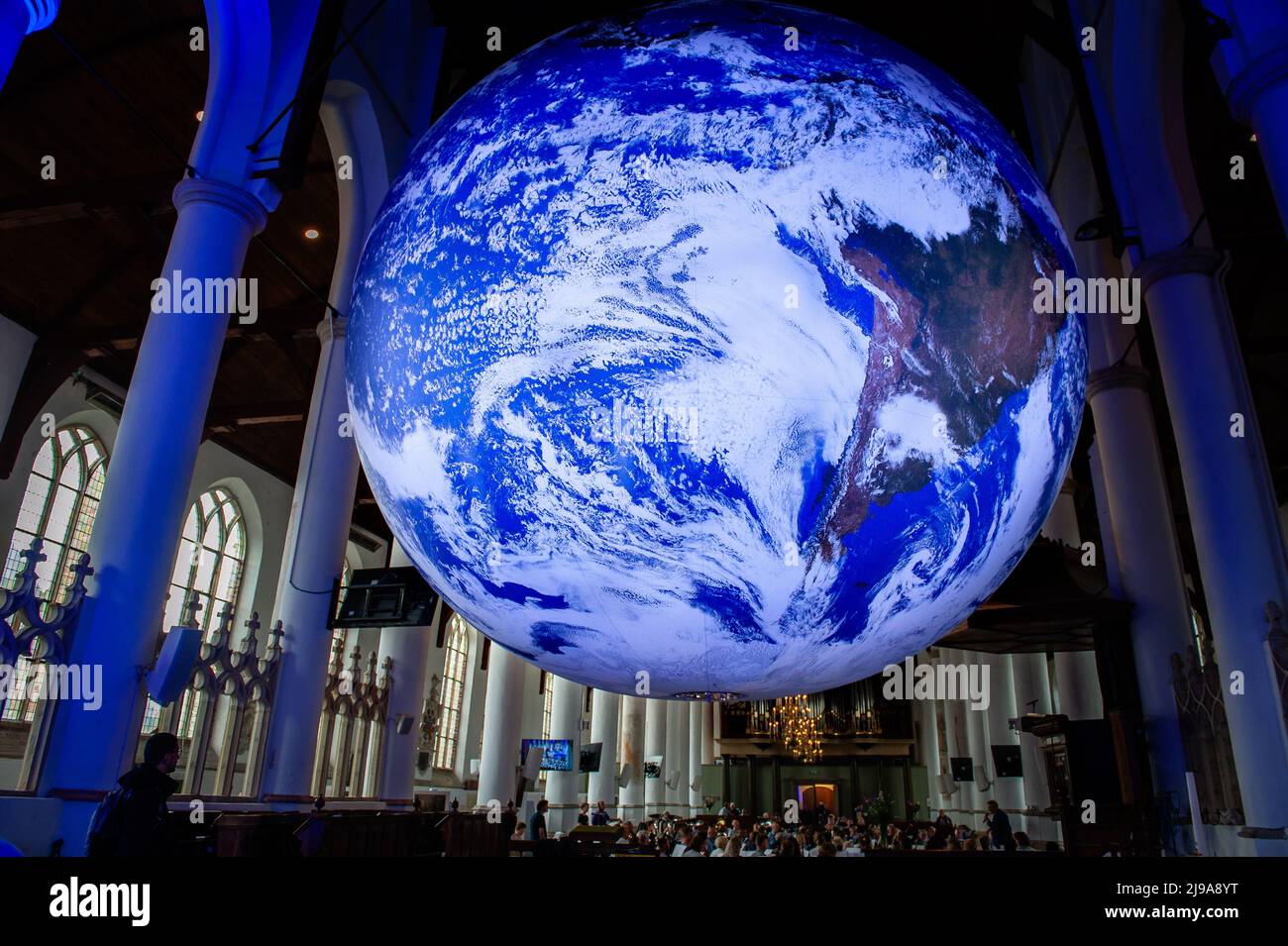 Un groupe de musique est vu jouer sous une grosse boule de la Terre. Gaia est une œuvre d'art itinérante de l'artiste britannique Luke Jerram. Mesurant sept mètres de diamètre et créé à partir de 120dpi images détaillées de la surface de la Terre de la NASA, l'œuvre offre l'occasion de voir notre planète, flottant en trois dimensions. Cette expérience donne aux gens un sentiment d'admiration, une réalisation profonde de l'interconnexion de la vie sur Terre. Dans la mythologie grecque, Gaia est la personnification de la Terre mère. Cette œuvre appartient à Arcadia, un programme culturel de 100 jours qui se déroule cet été dans la province de Frise, le Nether Banque D'Images