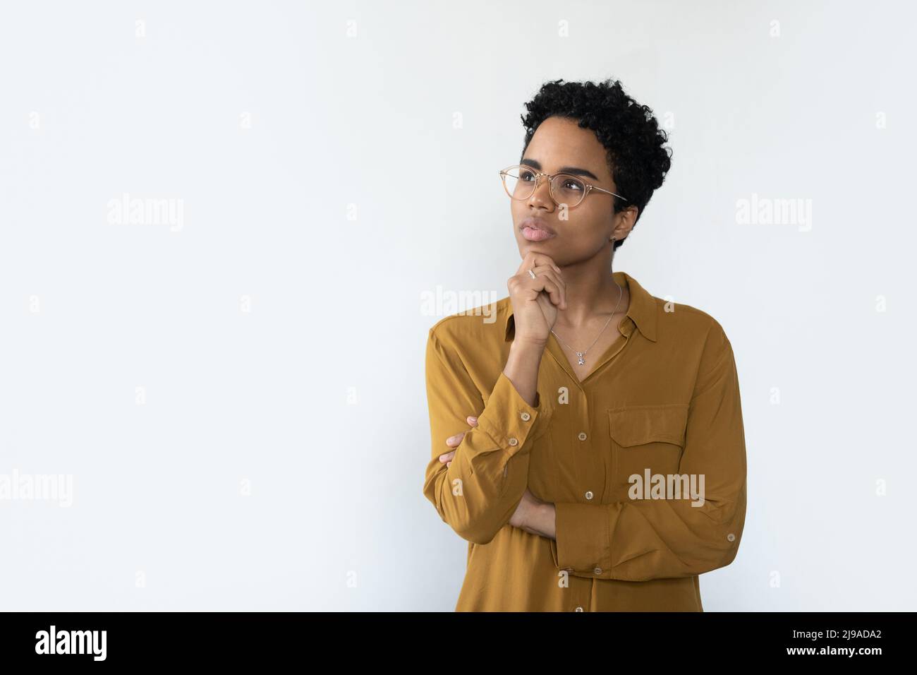 Femme africaine attentionnés qui se tient à l'écart de l'espace de copie, prise de vue en studio Banque D'Images