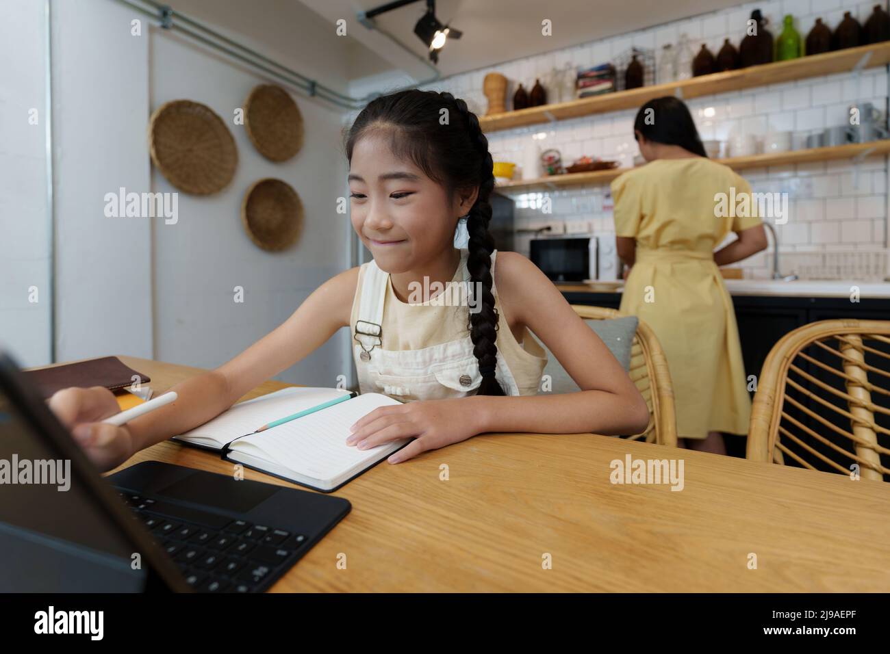 E-learning ,en ligne ,l'éducation et l'Internet social distance protéger contre le concept de virus COVID-19. Asian femme étudiant vidéo conférence e-learning Banque D'Images