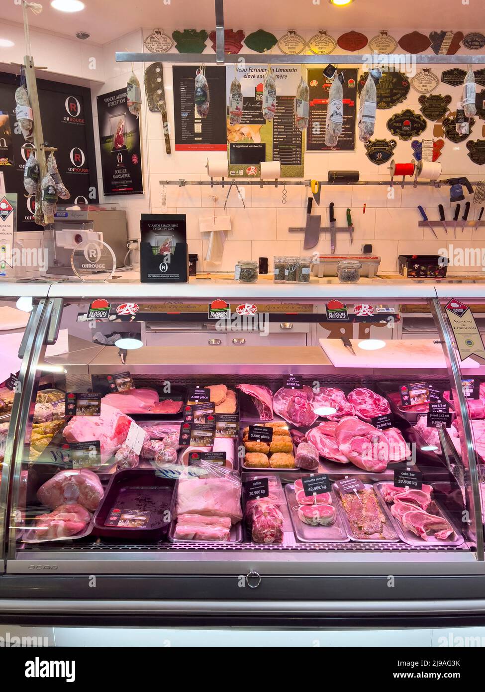 Paris, France - 7 avril 2022 : exposition de boucher vintage remplie de charcuterie. Vente et achat de comptoir de magasin de viande. Aliments crus dans l'épicerie Banque D'Images