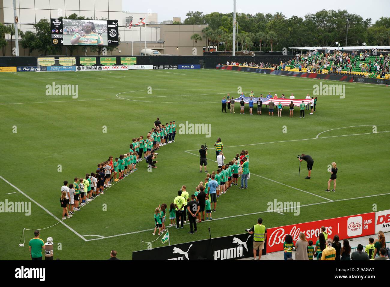 Saint-Pétersbourg, FL : une vue générale du terrain pendant le chant de l'hymne national avec un ancien combattant de l'armée de l'air américaine à la retraite et Tampa Bay Lightning Banque D'Images