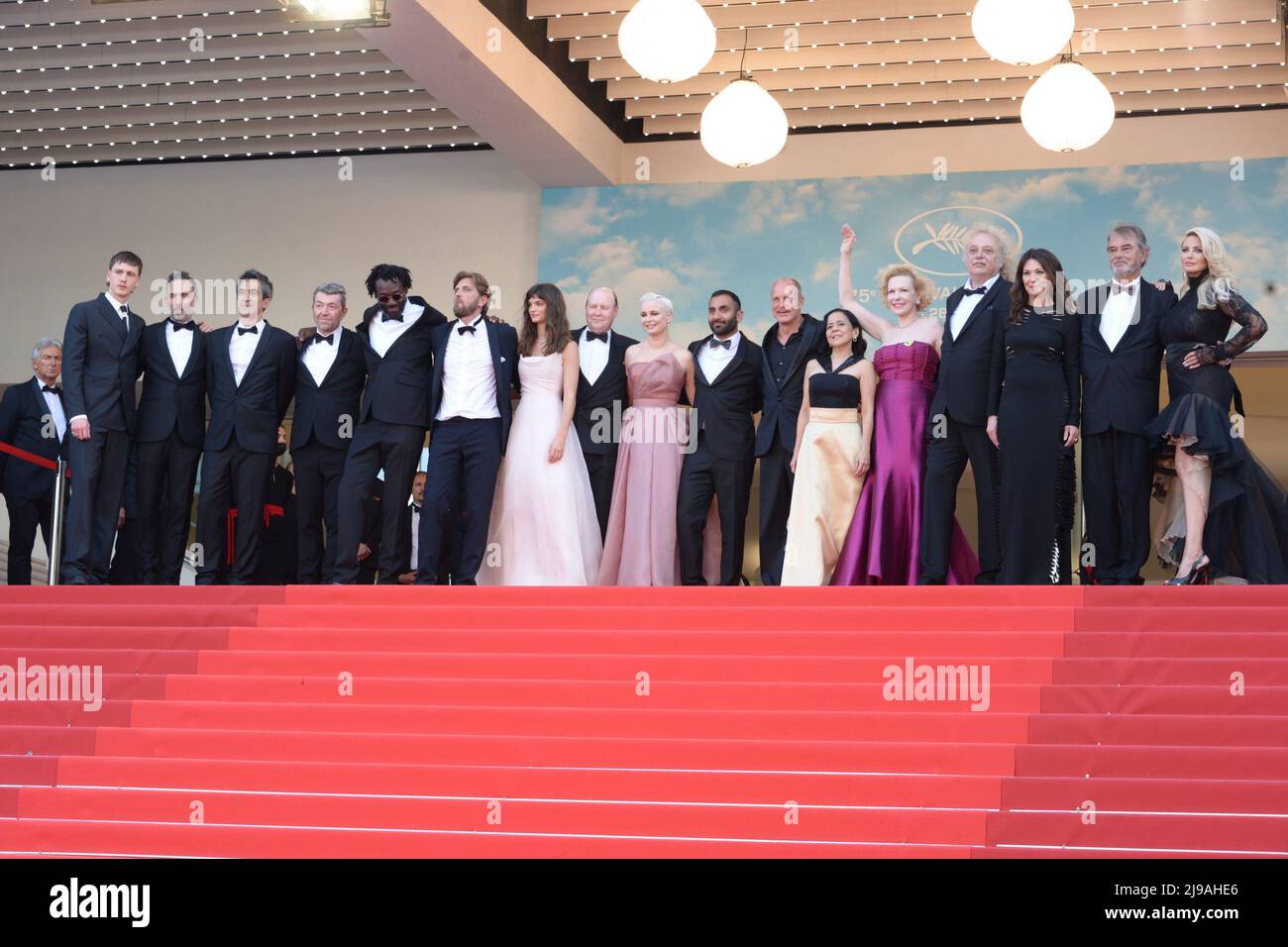 21 mai 2022, CANNES, France: CANNES, FRANCE - 21 MAI: Directeur Ruben Ã–stlund, Charlbi Dean, Henrik Dorsin, Vicki Berlin, Arvin Kananian, Woody Harrelson, Dolly de Leon, Sunnyi Melles, Zlatko Buric, Iris Berben, Ralph Schicha et Carolina Gynning assistent à la projection du « Triangle de la tristesse » lors du festival annuel de Cannes 75th au Palais des Festivals, le 21 mai 2022 à Cannes, France. (Credit image: © Frederick Injimbert/ZUMA Press Wire) Banque D'Images