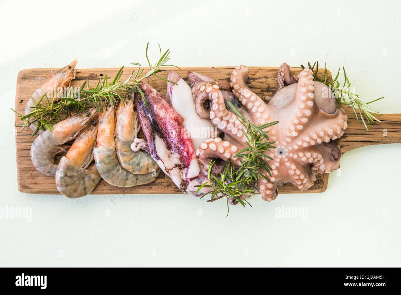 Les fruits de mer mélangés contiennent du pieuvre, des crevettes et des calmars calamari. Assiette de fruits de mer et de viande. Cuisine méditerranéenne repas de restaurant. Banque D'Images