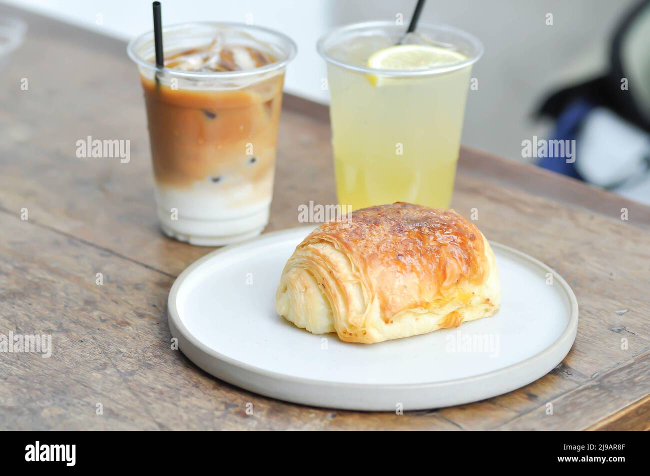 Croissant, croissant français ou croissant au chocolat ou pain et café et jus de citron pour servir Banque D'Images