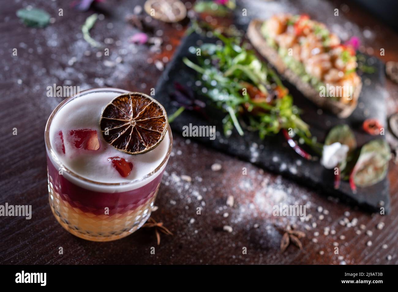 cocktail de pamplemousse aigre rose frais et élégant avec mousse et sandwich Banque D'Images