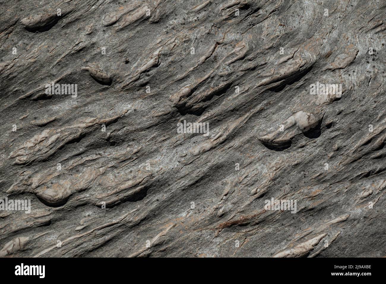 Gros plan des rochers d'ardoise délavés dans la vallée de la rivière Poqueira, Parc national de la Sierra Nevada, Andalousie, Espagne Banque D'Images