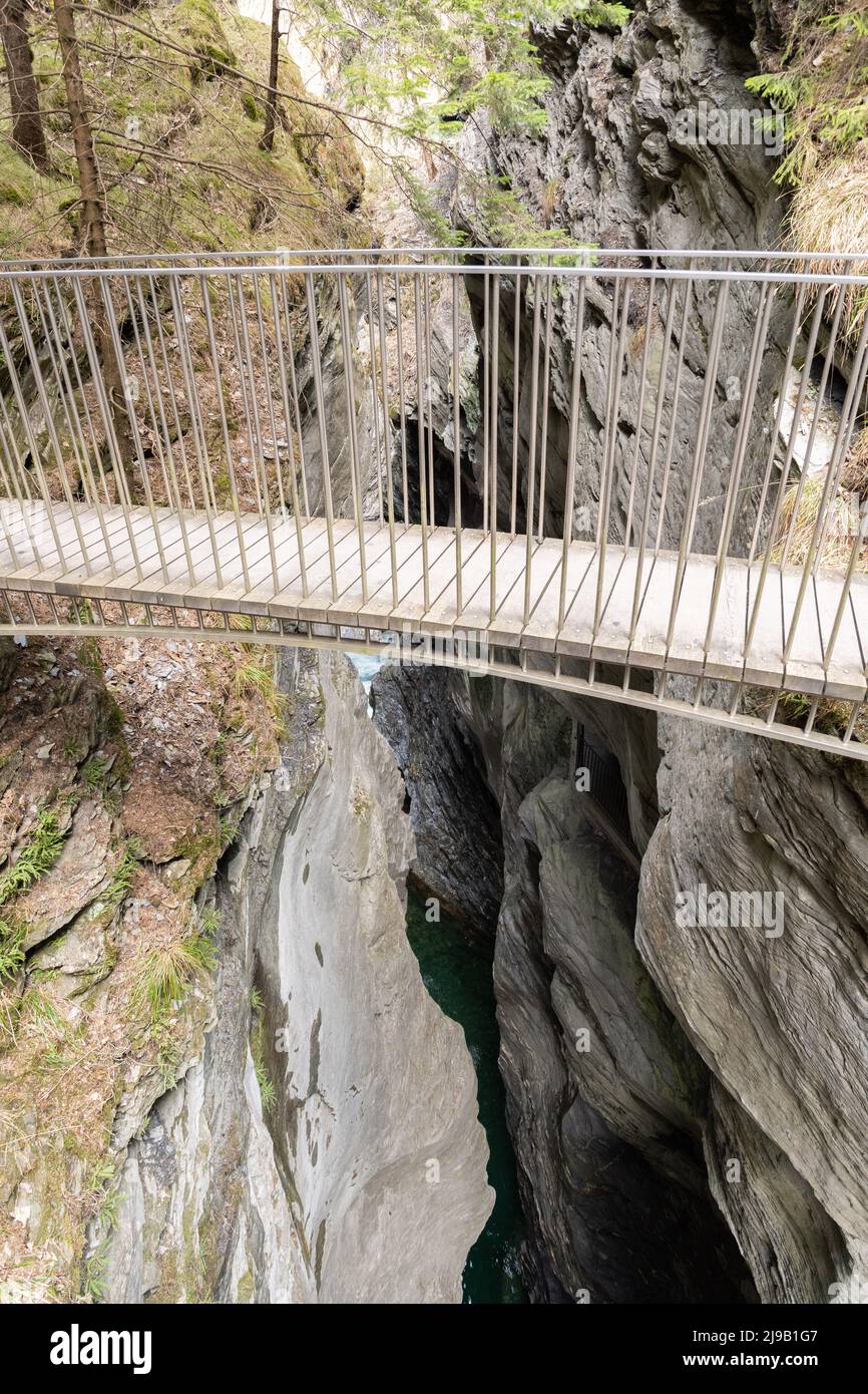 Zillis, Grison, Suisse, 12 avril 2022 petits ponts piétons au-dessus du populaire canyon de Viamala construit par le rhin dans les alpes Banque D'Images